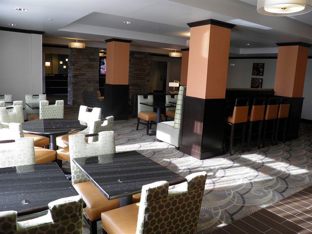 Holiday Inn Express & Suites Overland Park By Ihg Exterior photo