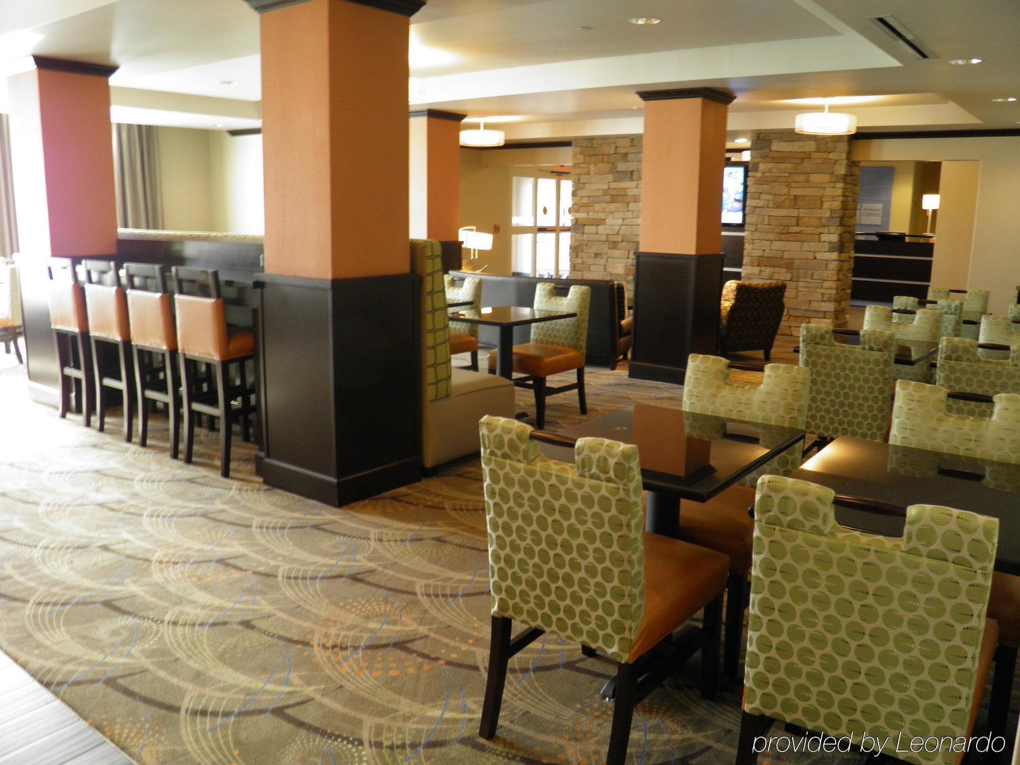 Holiday Inn Express & Suites Overland Park By Ihg Exterior photo