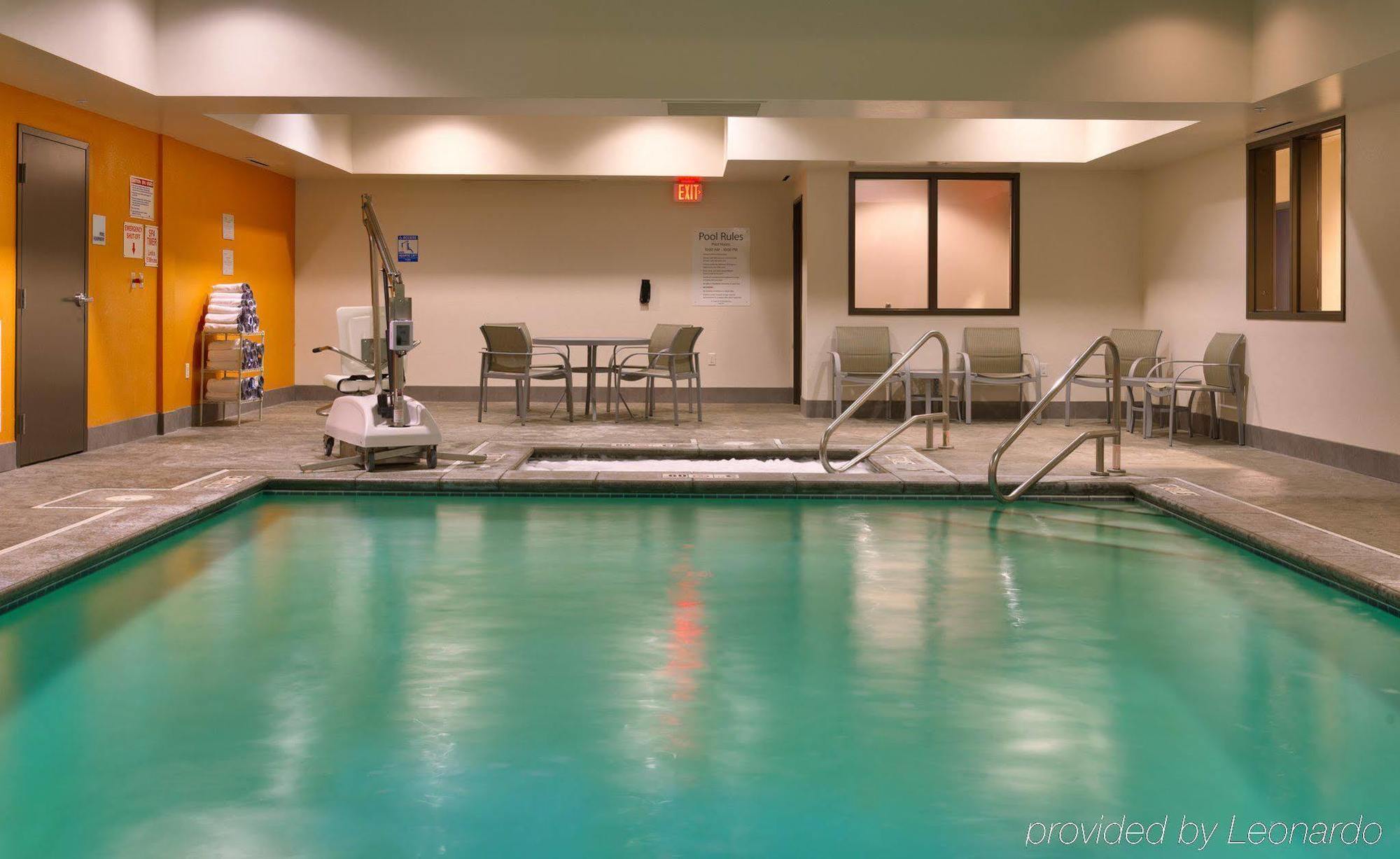 Holiday Inn Express & Suites Overland Park By Ihg Exterior photo
